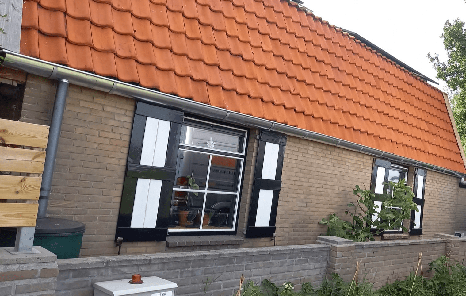 Vakkundige zinken dakgoot renovatie door BWD Dakwerken in Culemborg - Thumbnail 2
