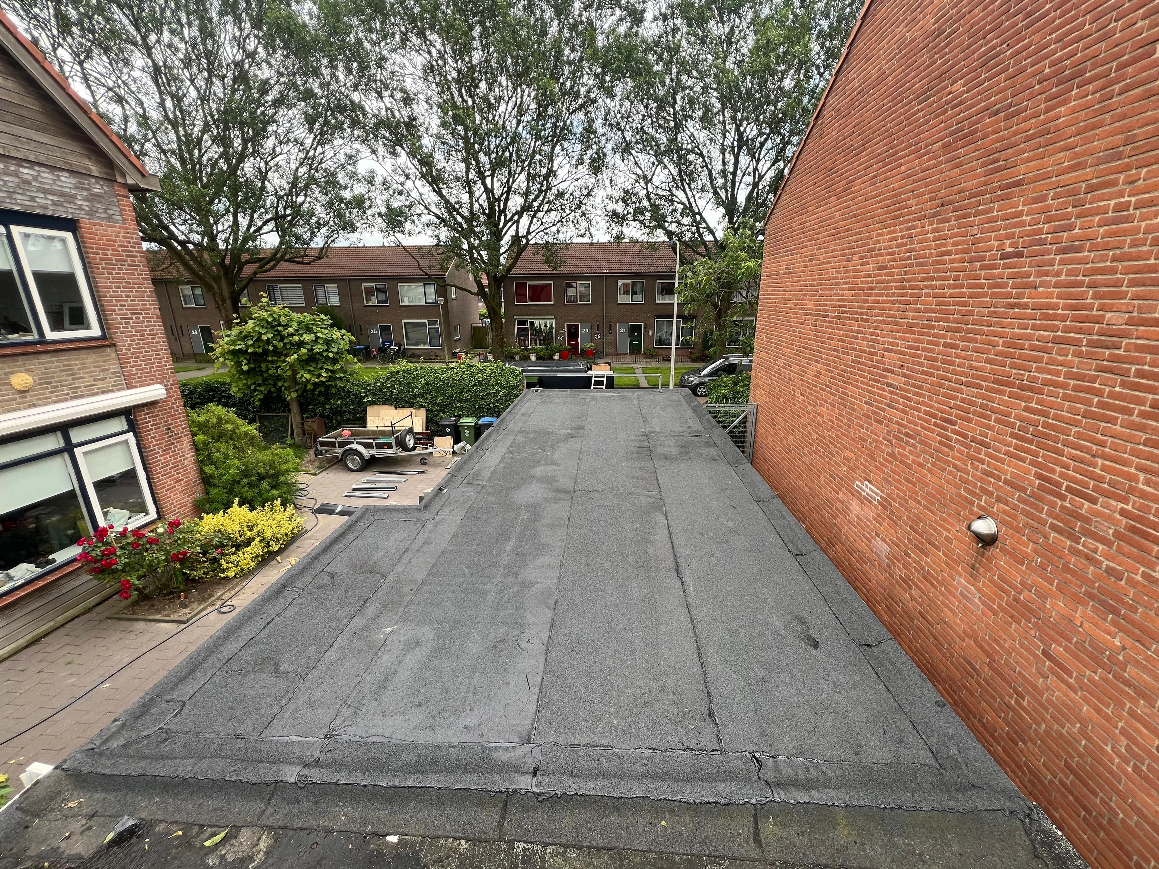 Vakkundige plat dak renovatie schuur door BWD Dakwerken in Culemborg - Thumbnail 3