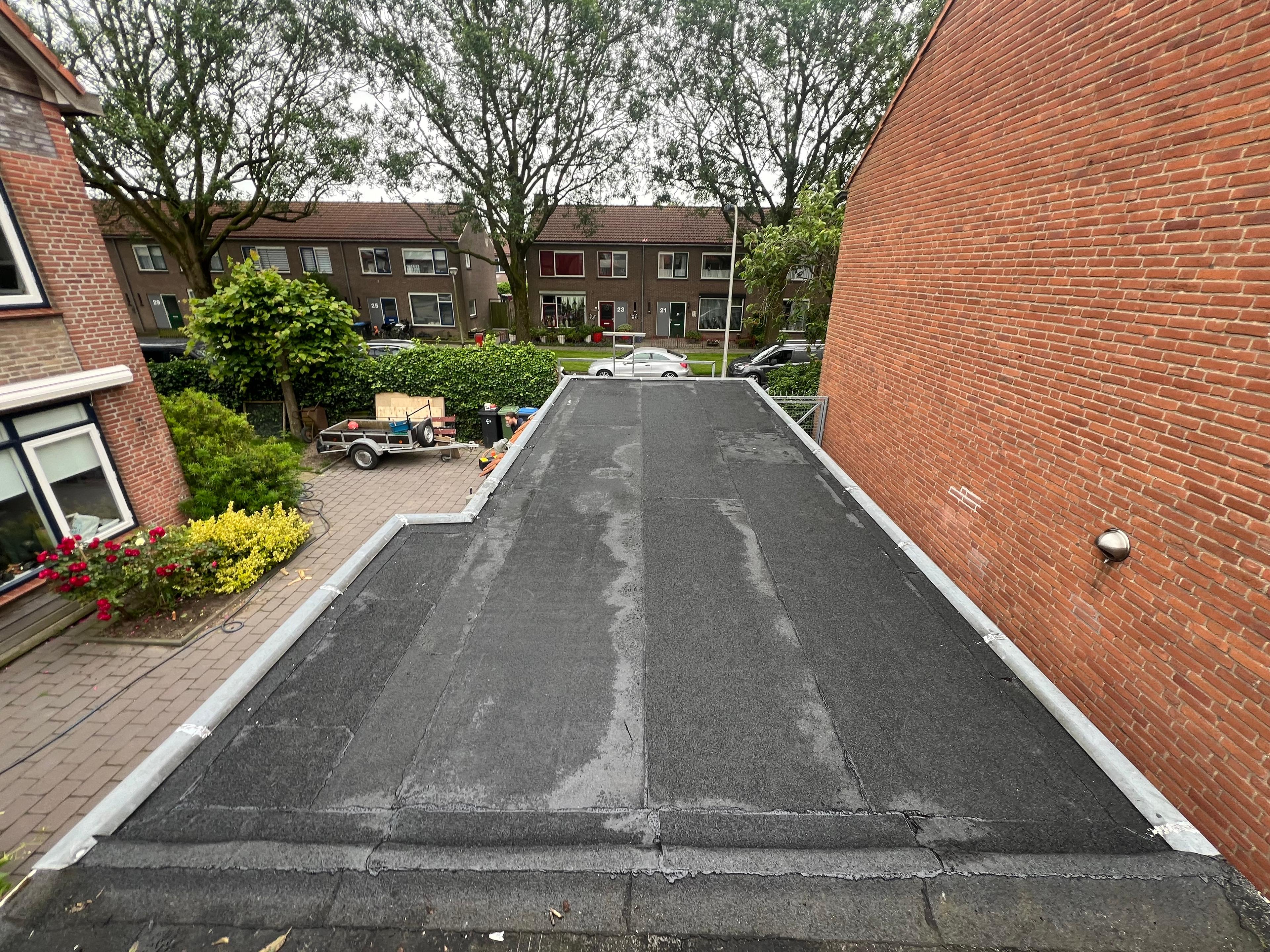 Vakkundige plat dak renovatie schuur door BWD Dakwerken in Culemborg - Thumbnail 4